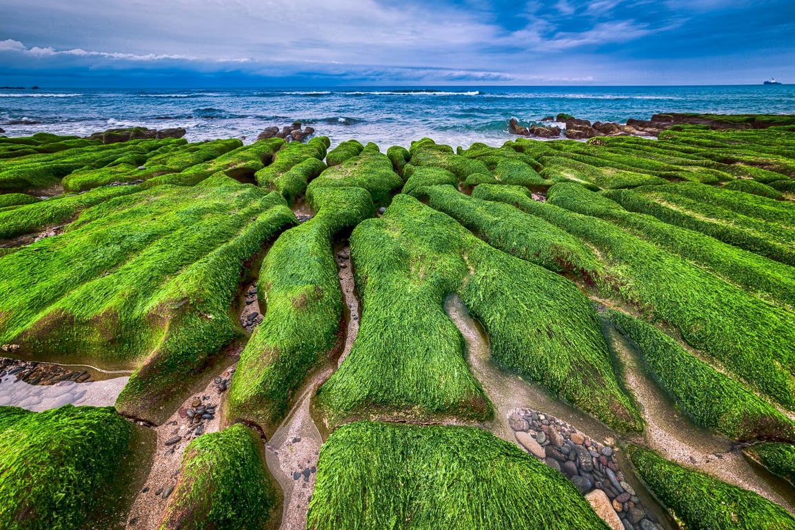 The Lao Mei green rock troughs leading out to the sea