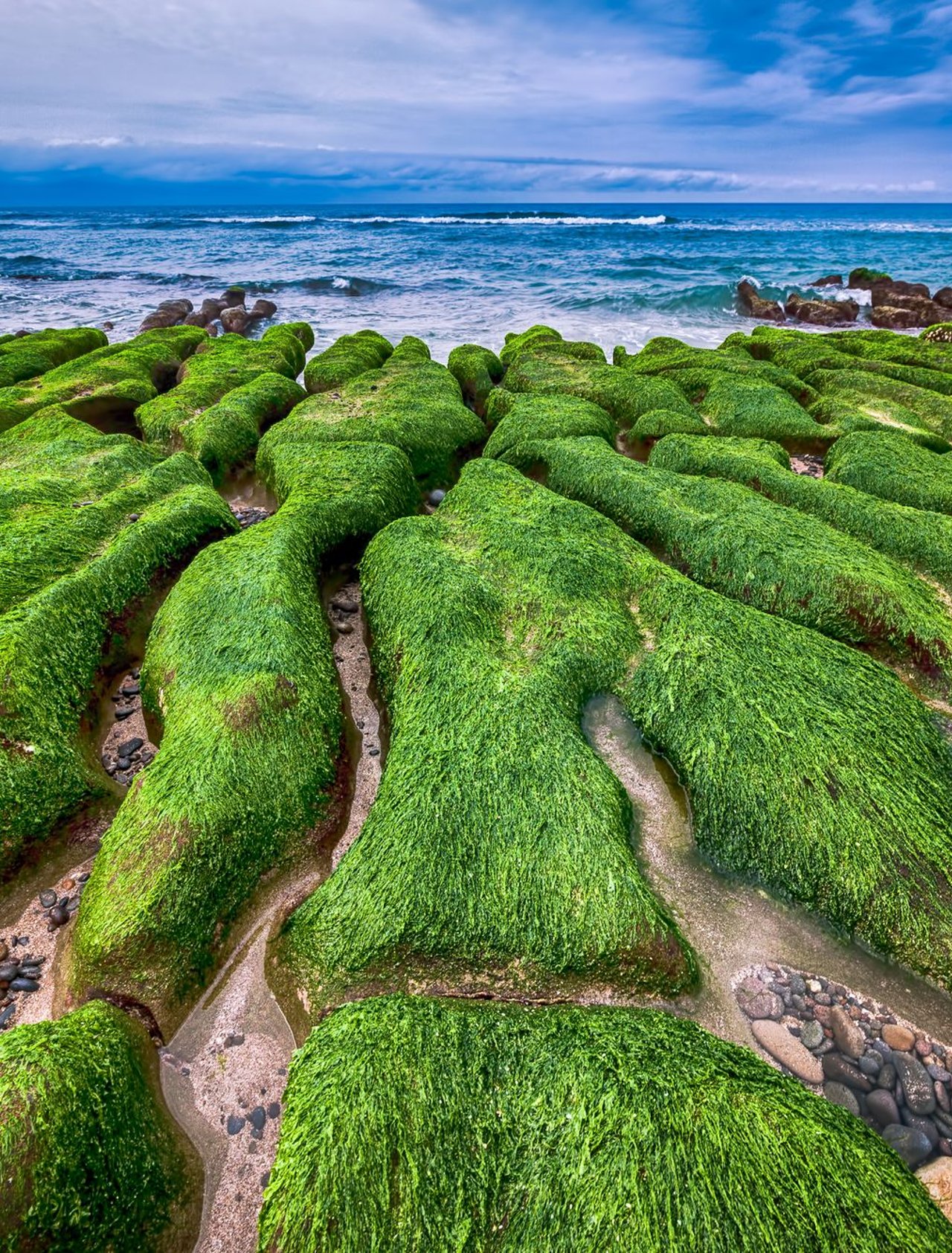 The Lao Mei green rock troughs leading out to the sea