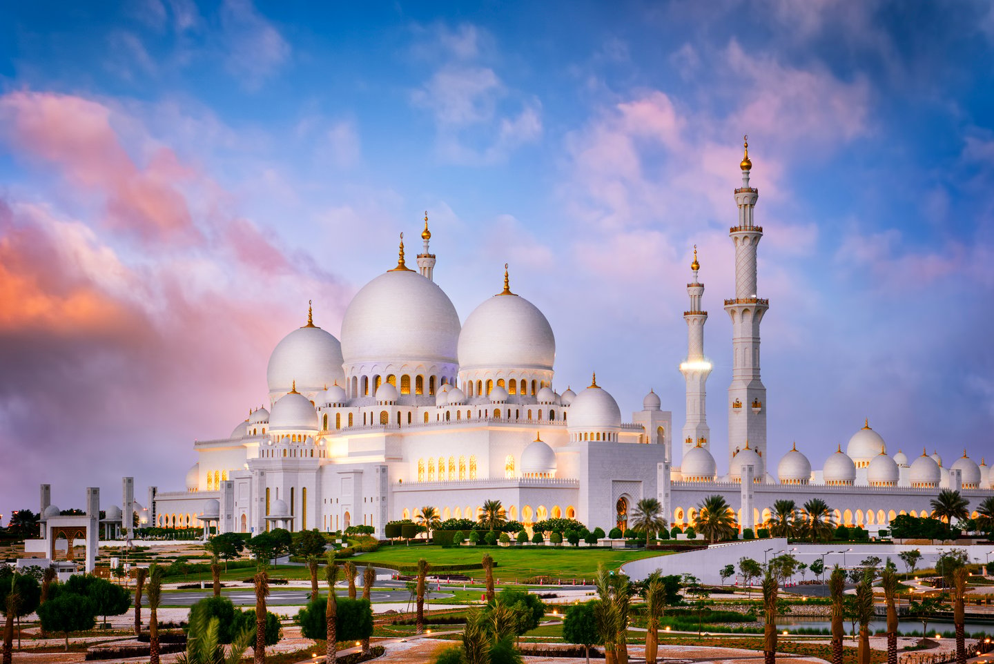 The Sheikh Zayed Grand Mosque in Abu Dhabi at dusk