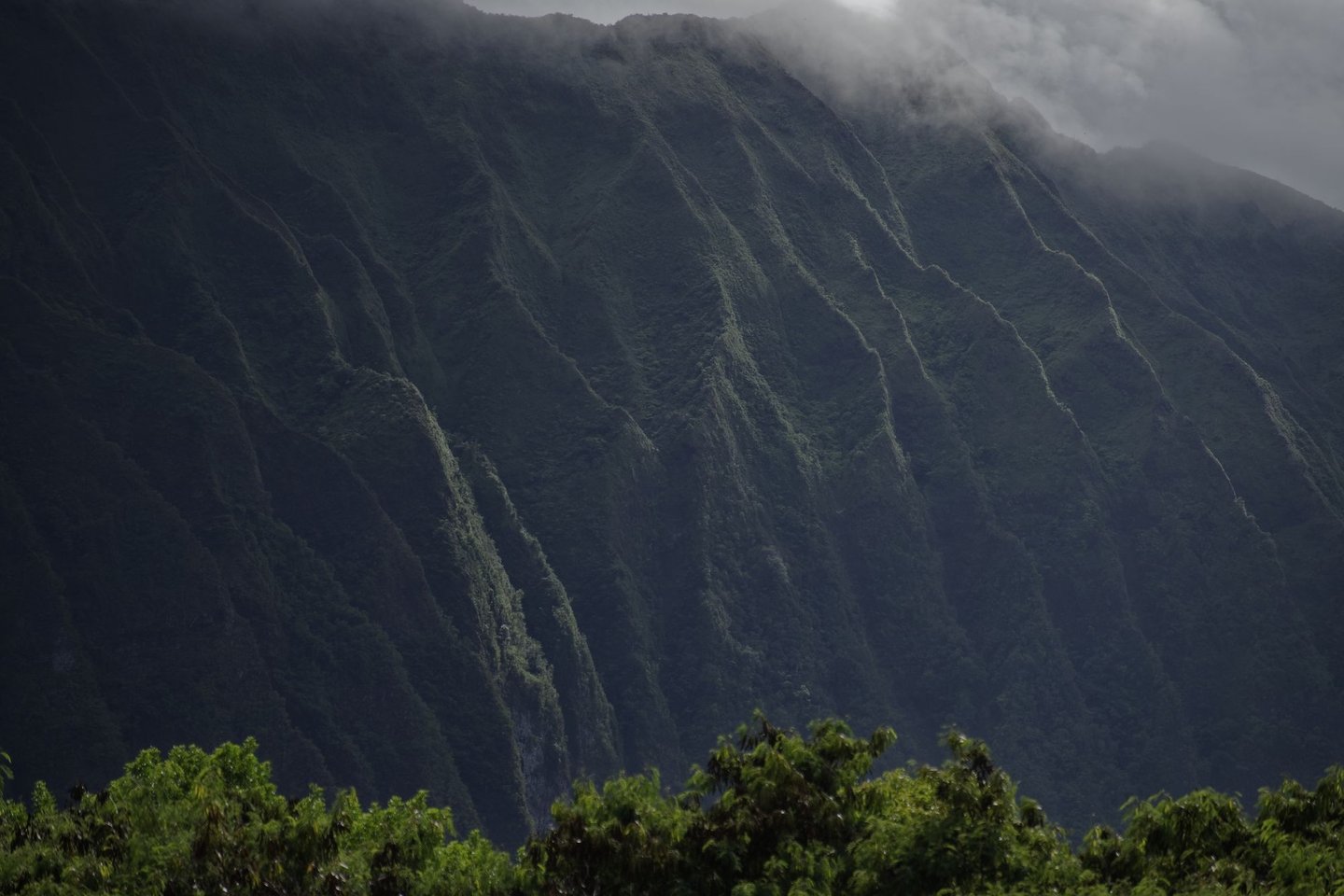 The clouds sinking down on the Accordian Mountains in Hawaii