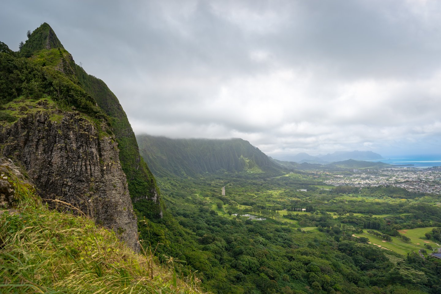 The view from Nu’uanu Pali Lookout on a cloudy day