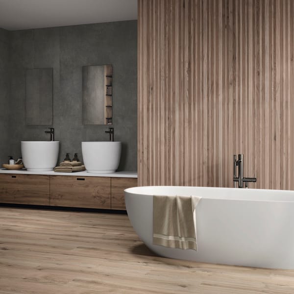 Amenajare baie cu perete decor lemn Sequoya Ribbon Cedar