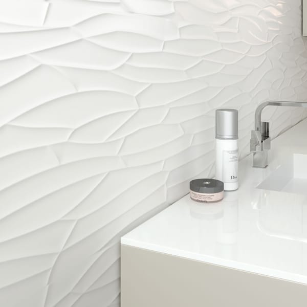 Amenajare baie cu perete relief alb satinat fatetat tridimensional Neve Satin