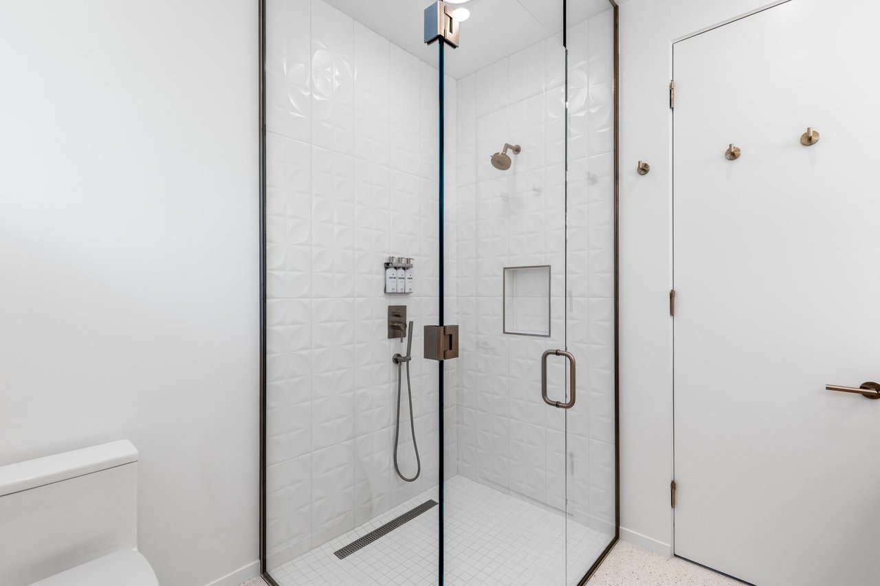 Guest en suite bathroom