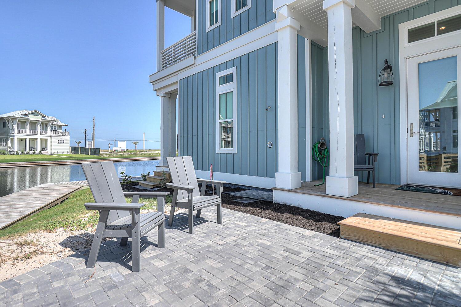 Side Lounge Area with Lake View