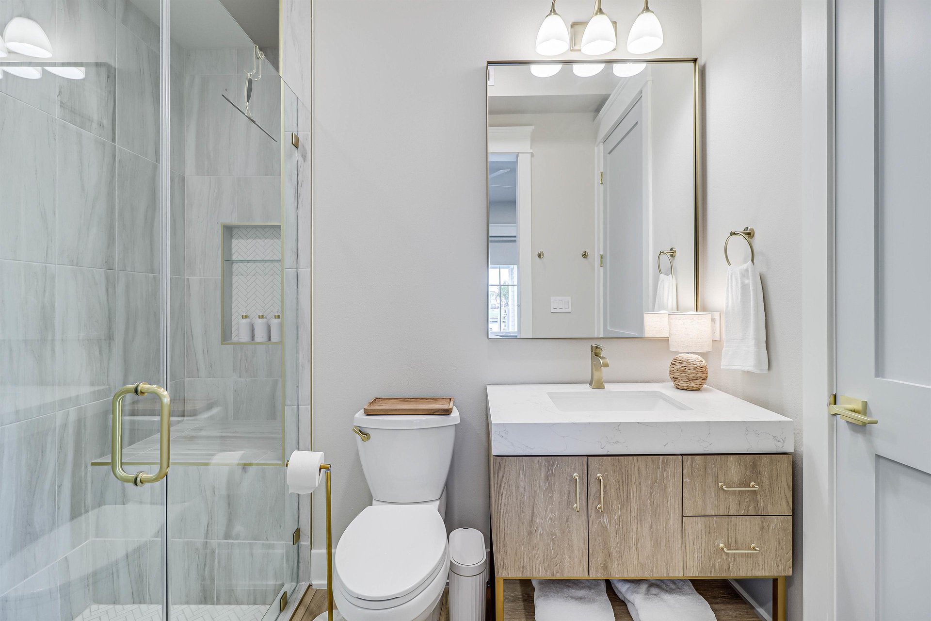 Fifth King Bathroom, 1st Floor