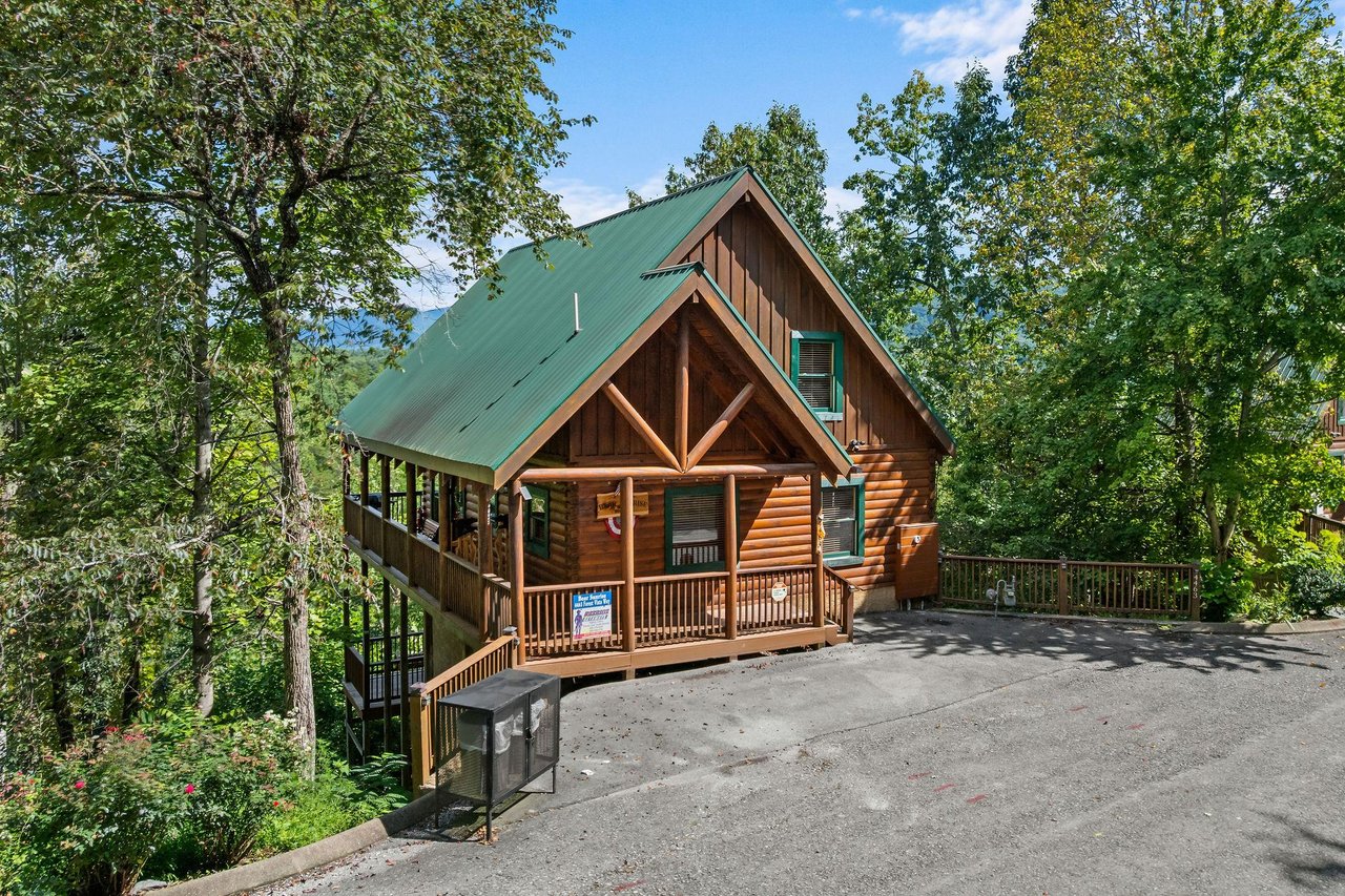 Frontside of Bear Sunrise cabin