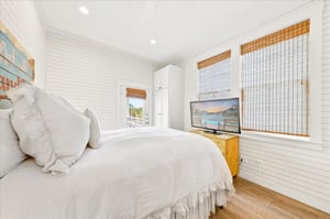 1st Floor, Queen Bedroom