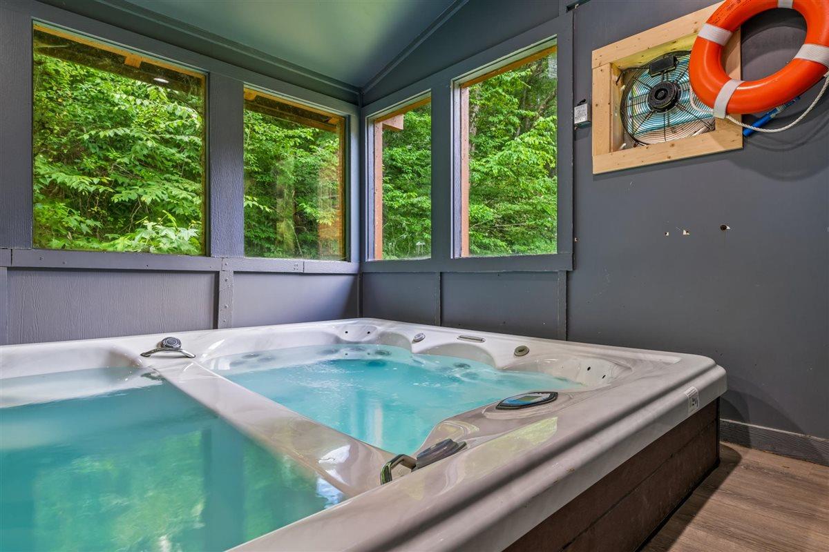 033Hot Tub