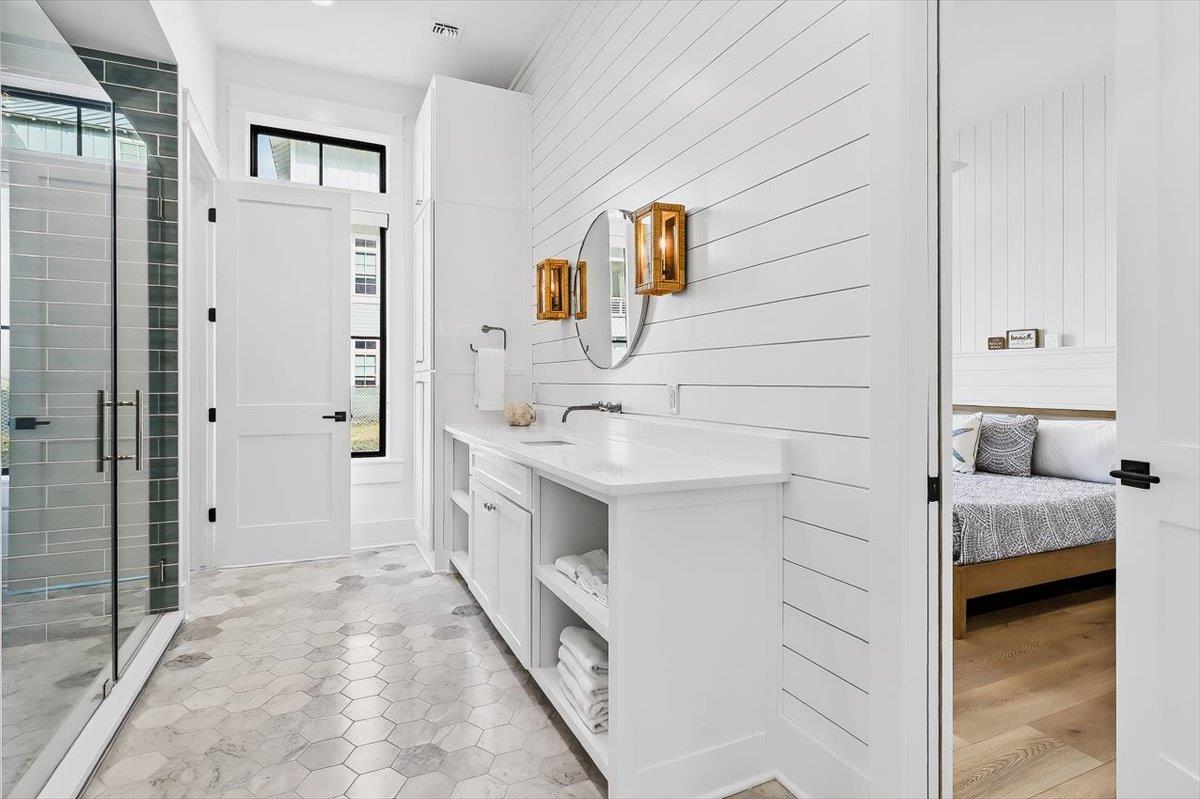 1st Floor, Second King Bathroom