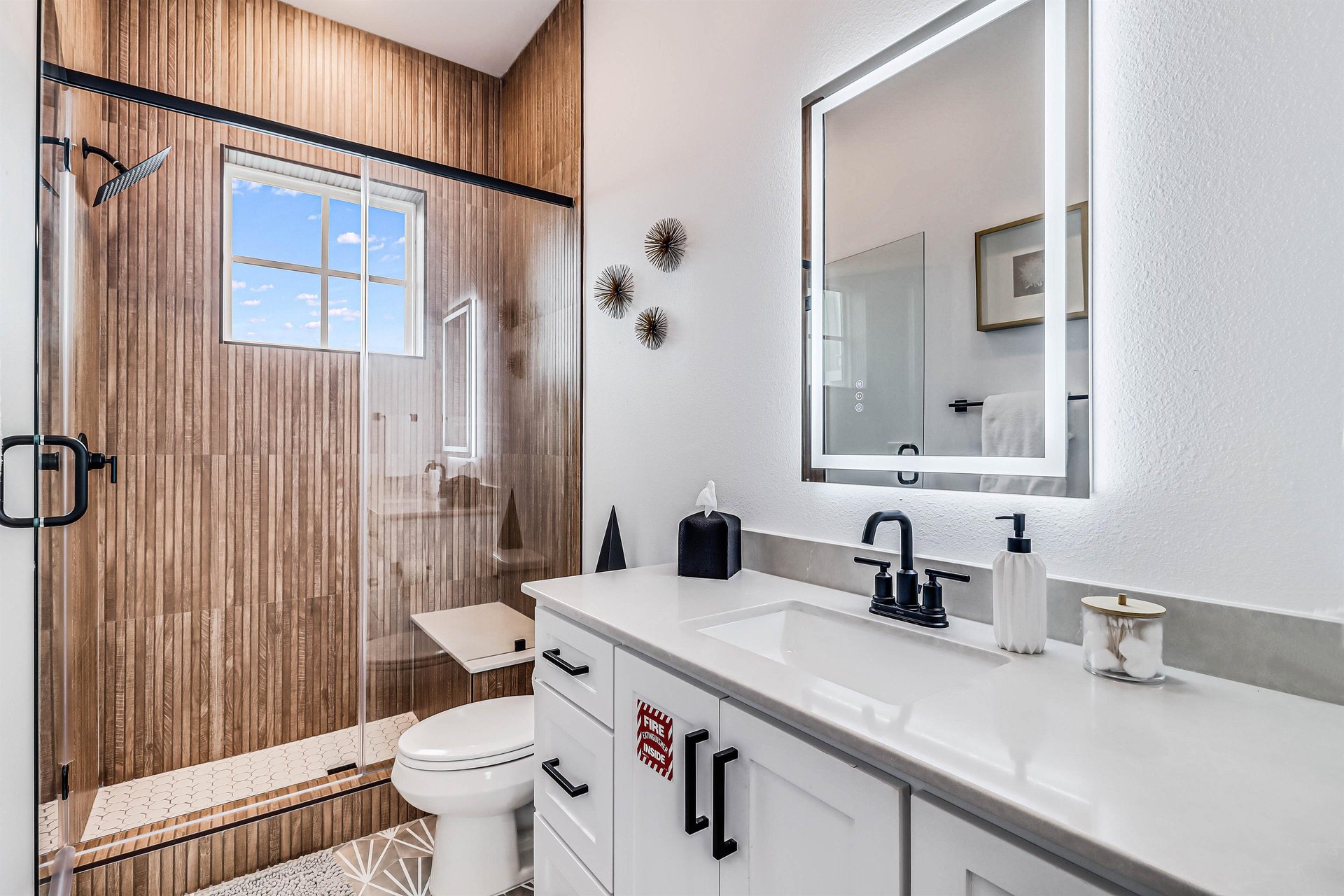 Hall Bathroom, 1st Floor