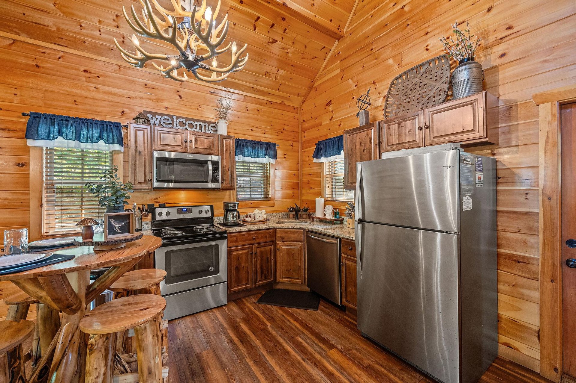 Full kitchen with appliances
