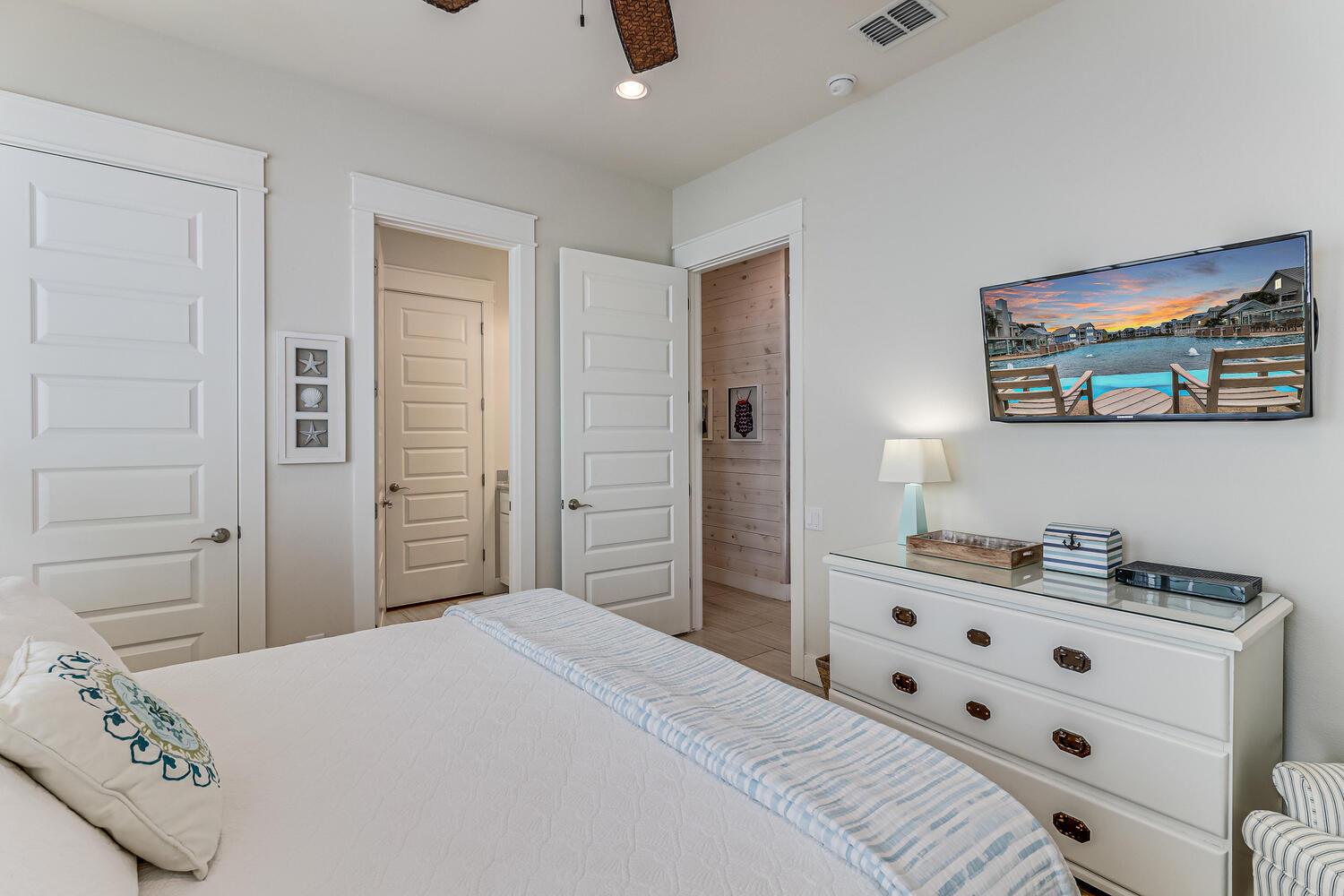 King Bedroom, 1st Floor