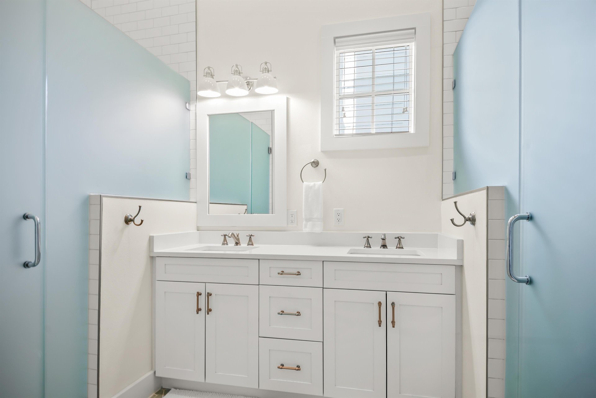 Double Shower Bunk Bathroom, 1st Floor