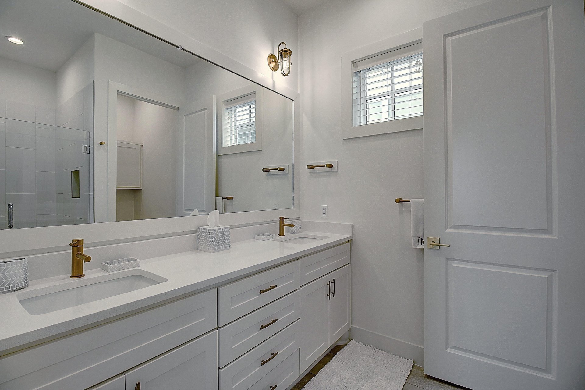 King Bathroom, 1st Floor