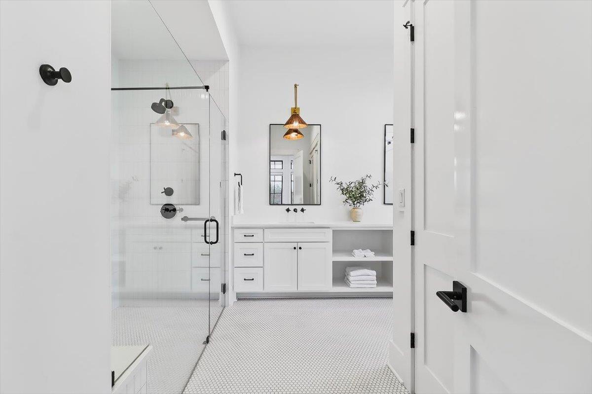 1st King Bathroom, 1st Floor