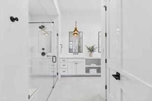 1st King Bathroom, 1st Floor