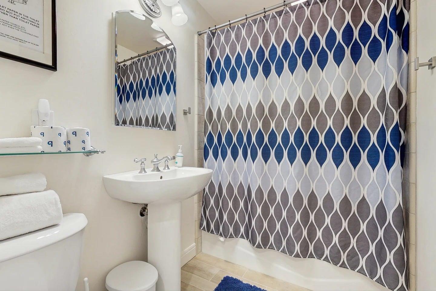 Full guest bathroom with showertub combo.