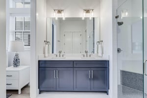 Second King Bathroom, 1st Floor
