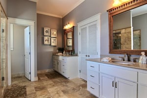 Master King Bathroom