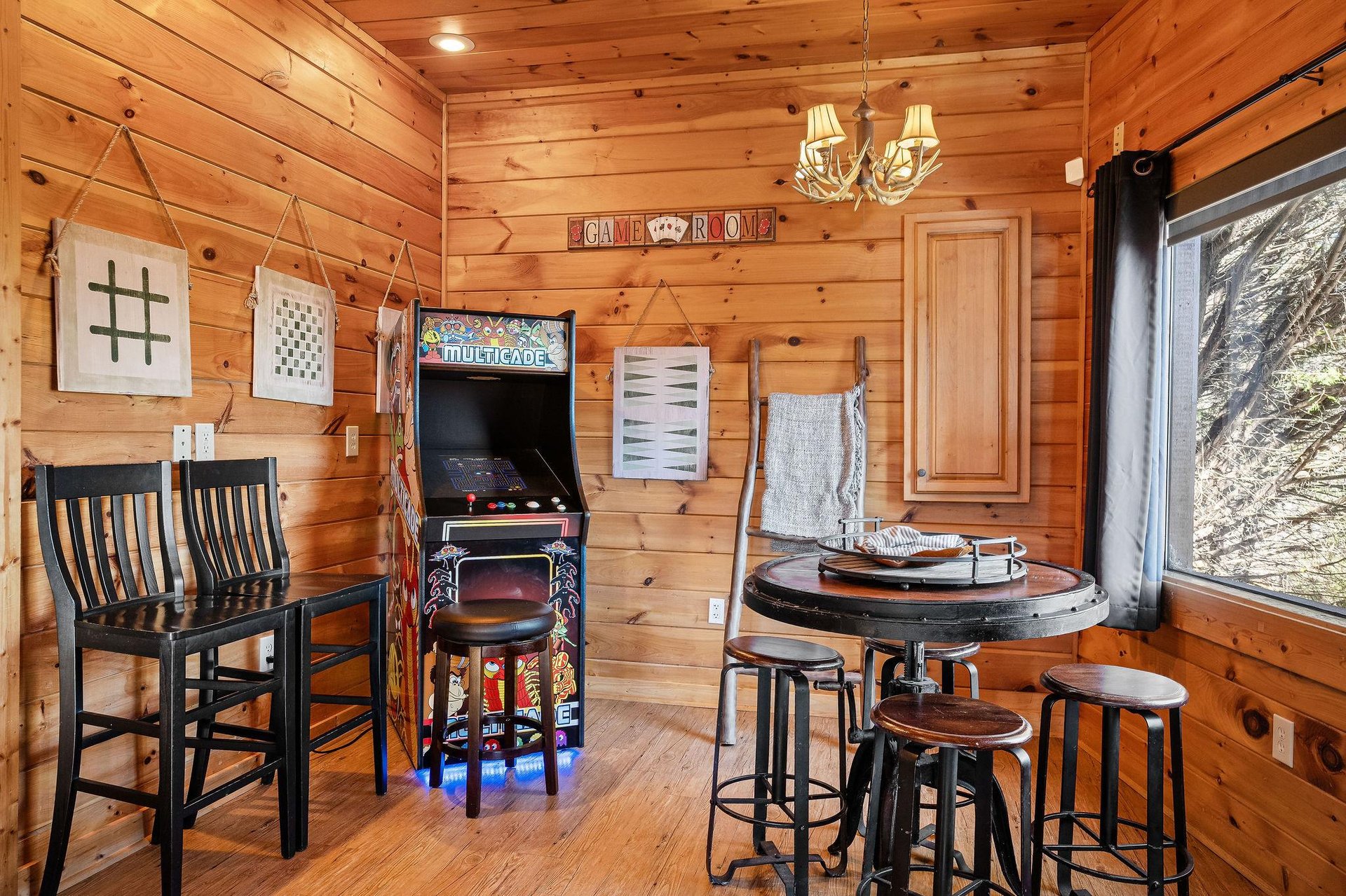 Arcade at Mountain Mama, 3 bedroom cabin rental located in pigeon forge