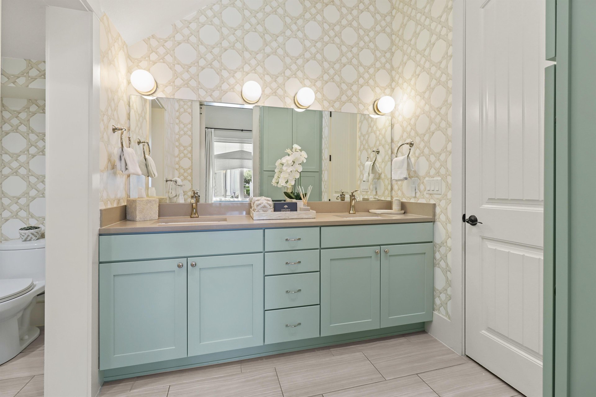 Shared Bathroom, 1st Floor