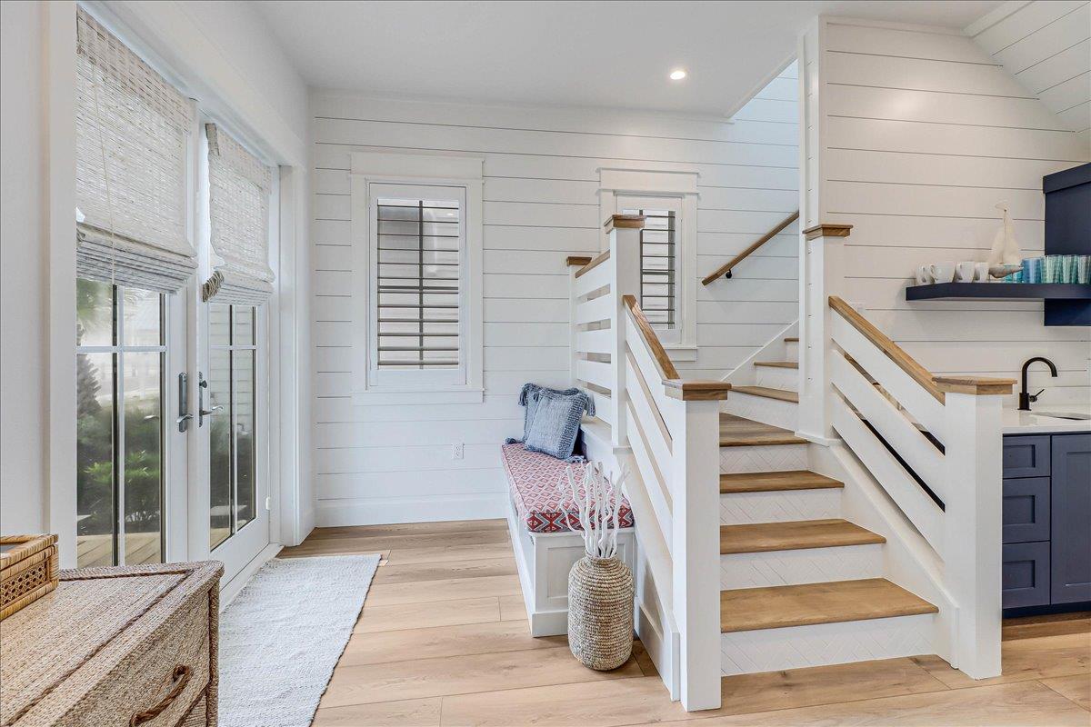 Foyer and Hallway Bar, 1st Floor