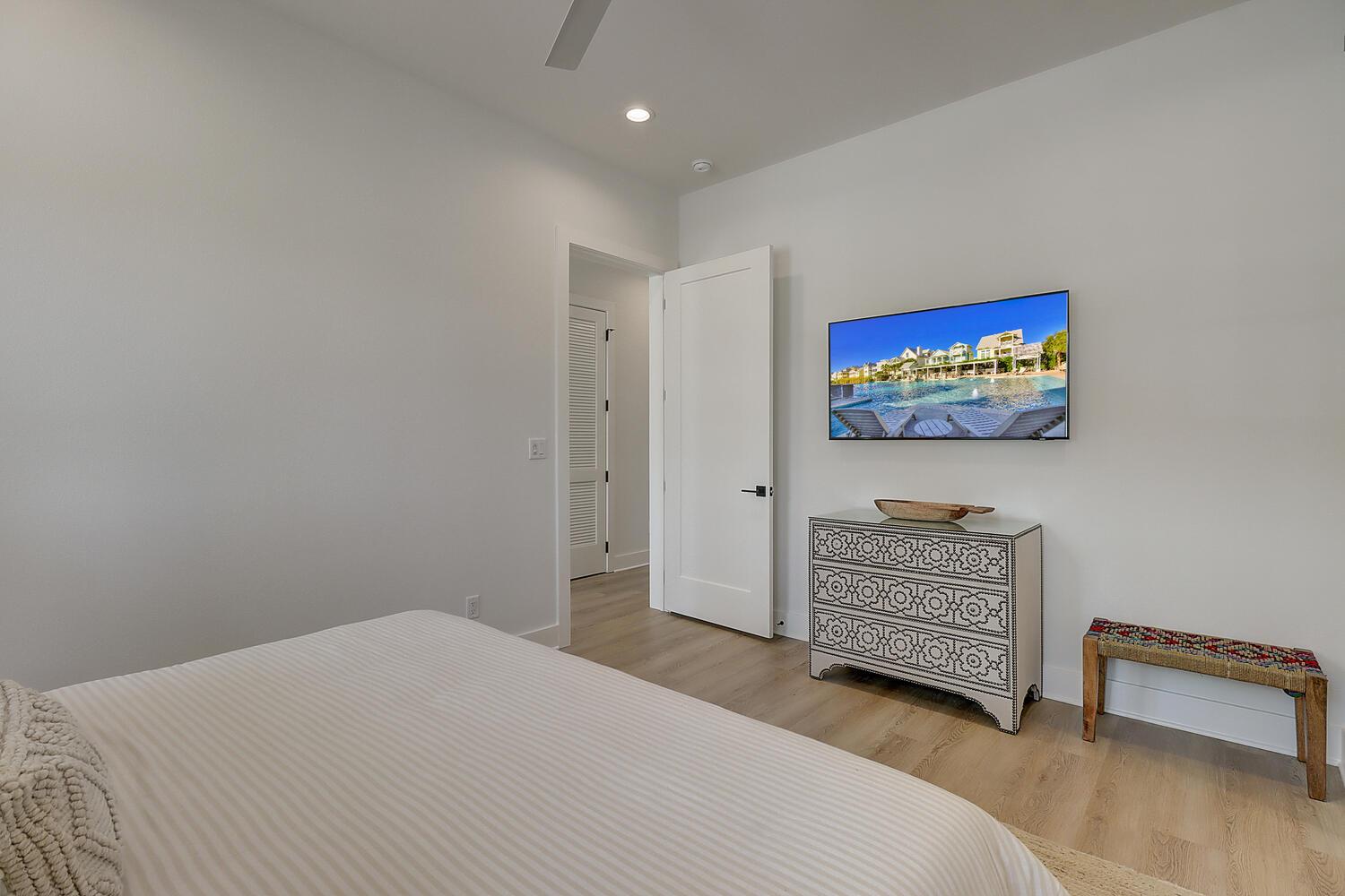 1st Floor King Bedroom