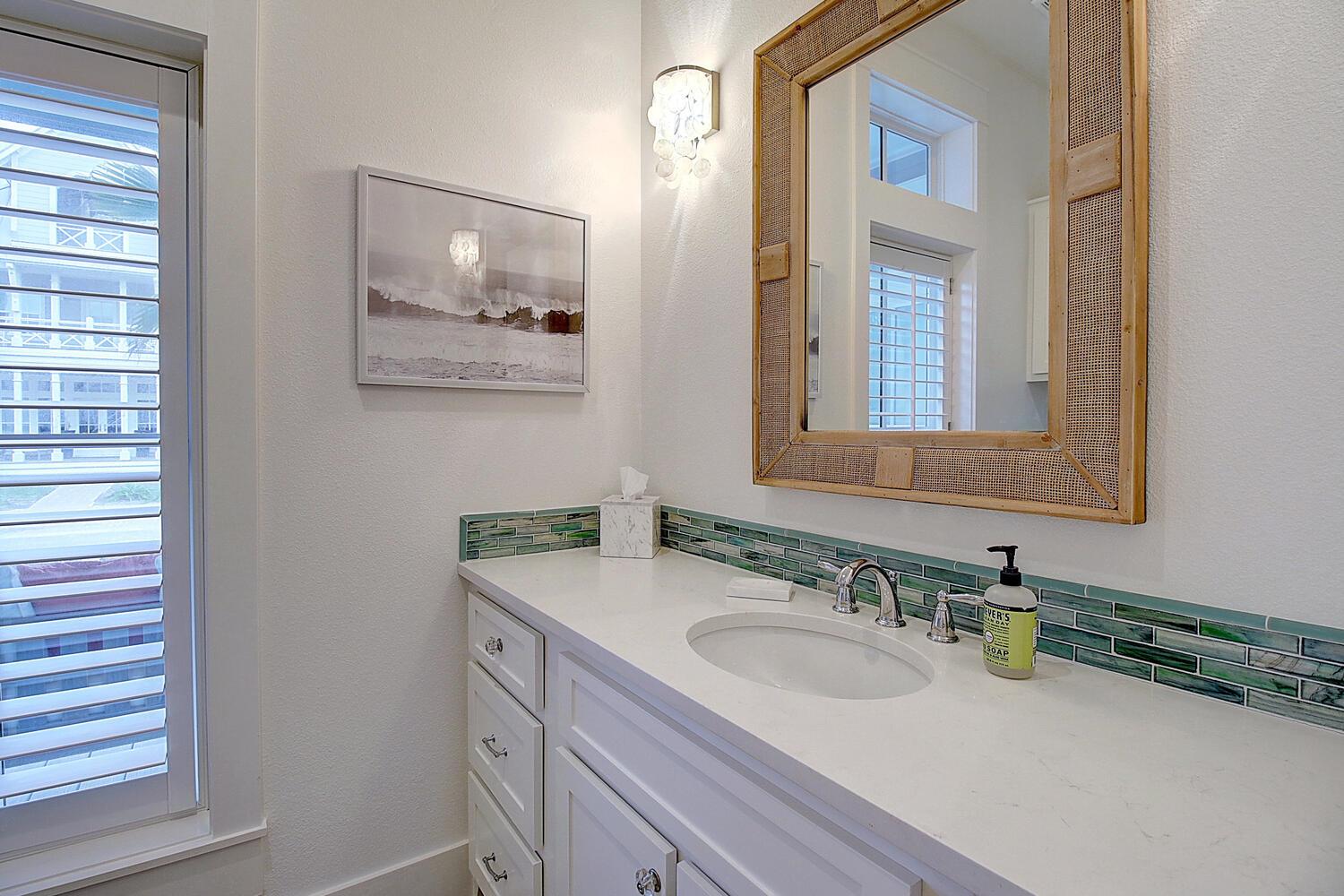 King Bathroom, 1st Floor