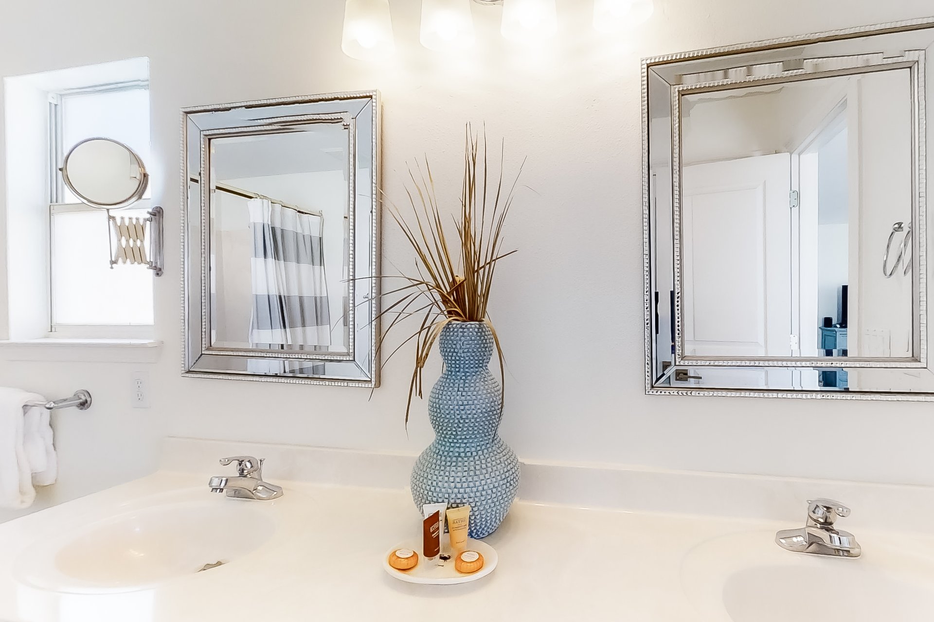 Terra Cotta Happy Ours 17