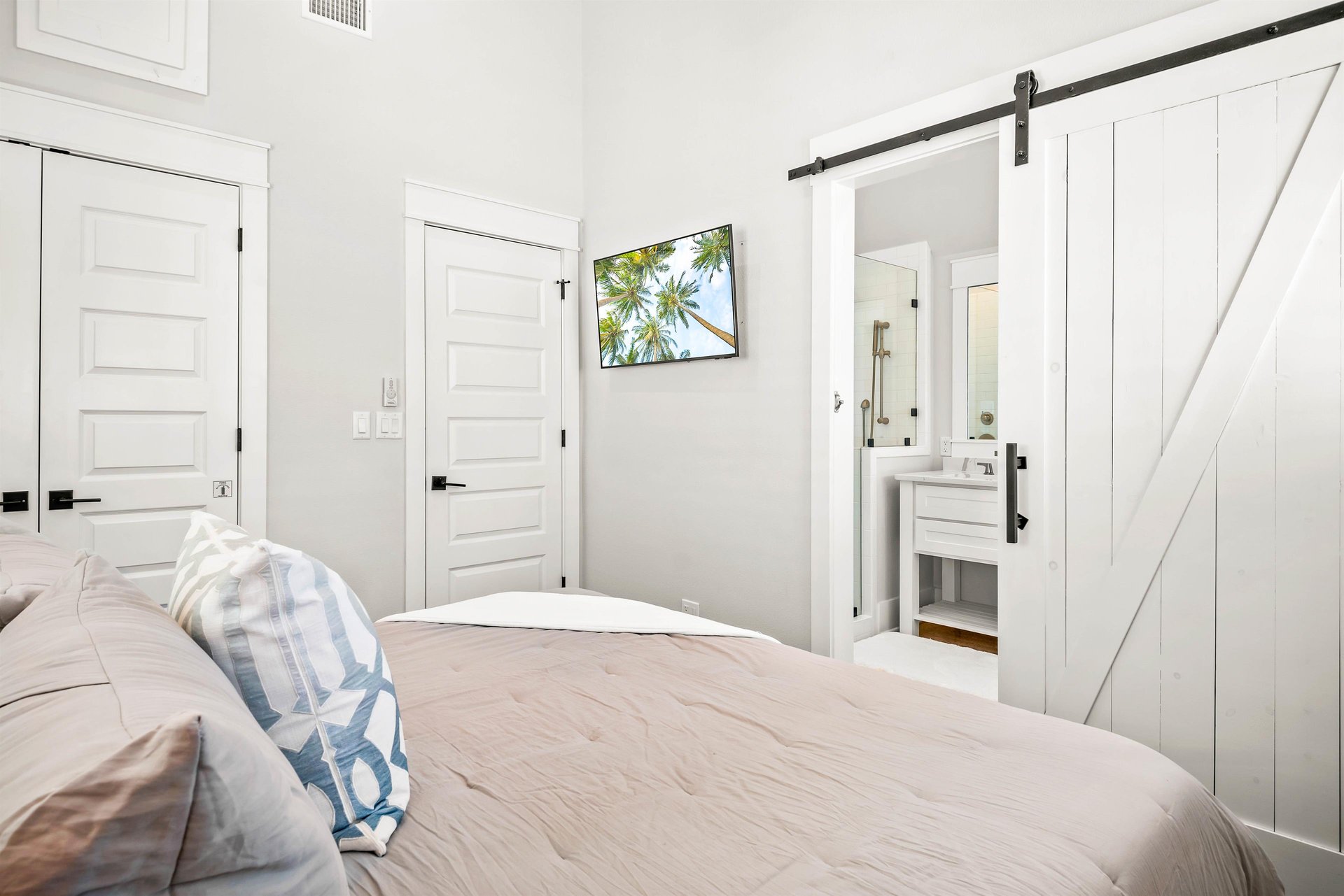 King Bedroom, 2nd Floor