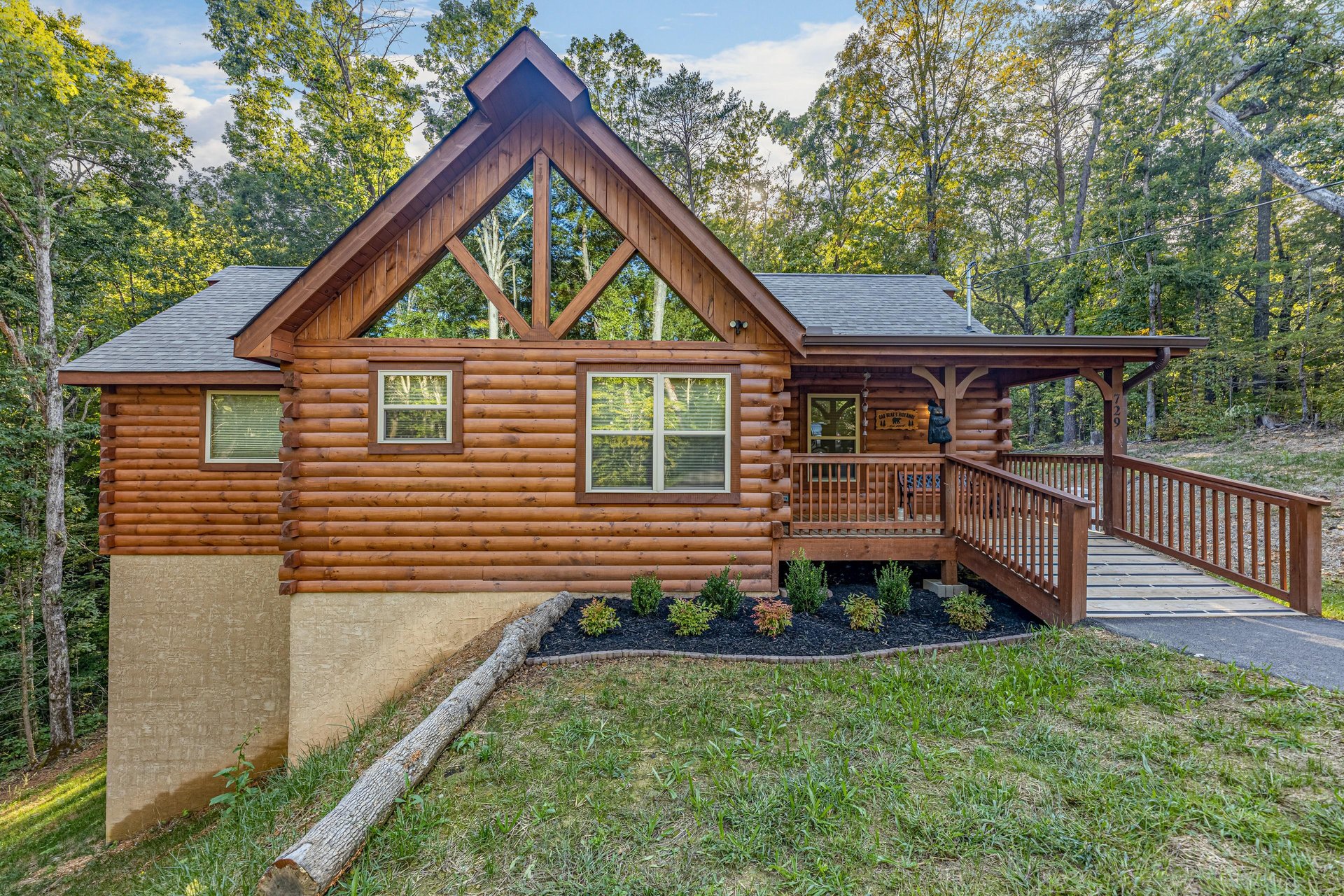 Front of Gar Bears Hideaway cabin