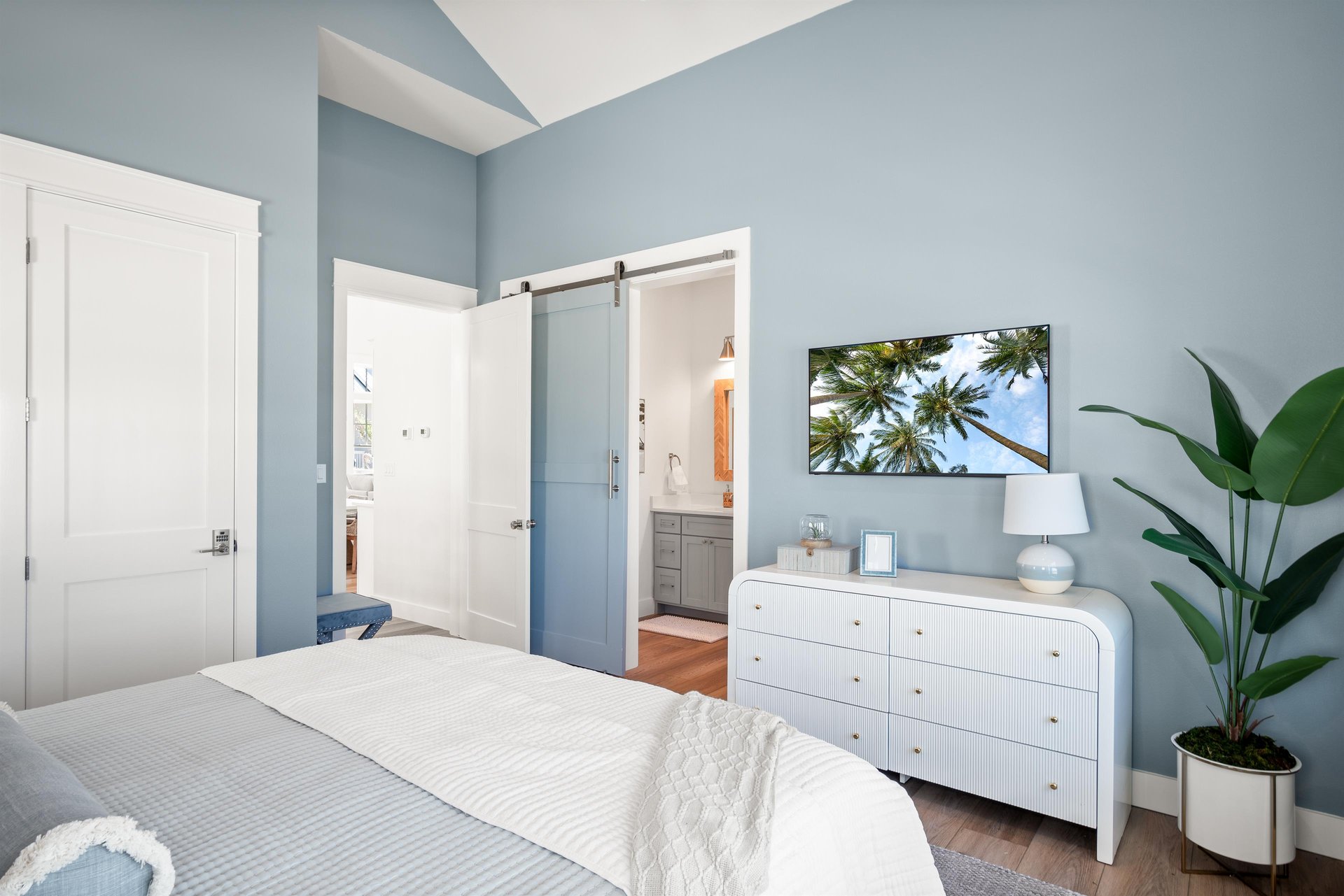 East King Bedroom with Ensuite, 2nd Floor