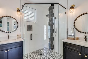 King Bathroom, 2nd Floor