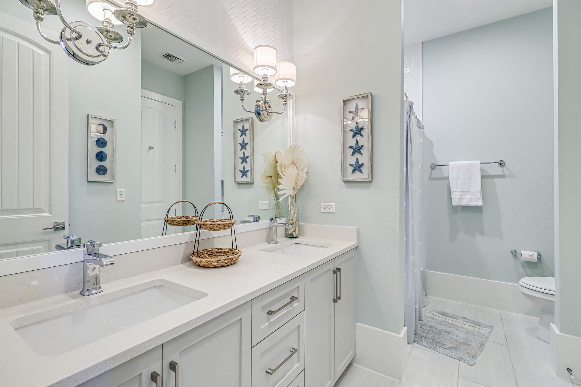 Shared Bathroom, 2nd Floor