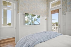 Queen Bedroom, 2nd Floor