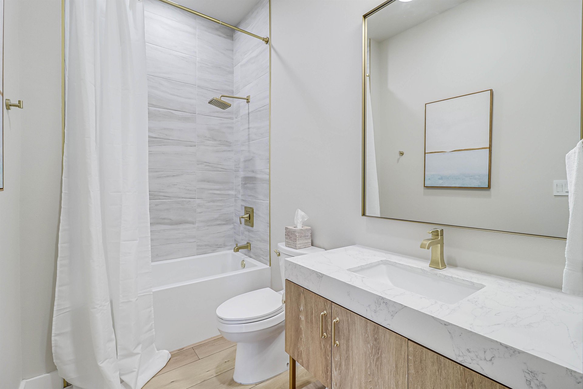 Fourth King Bathroom, 1st Floor