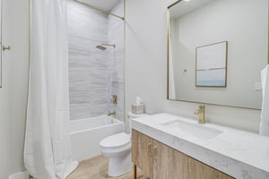 Fourth King Bathroom, 1st Floor