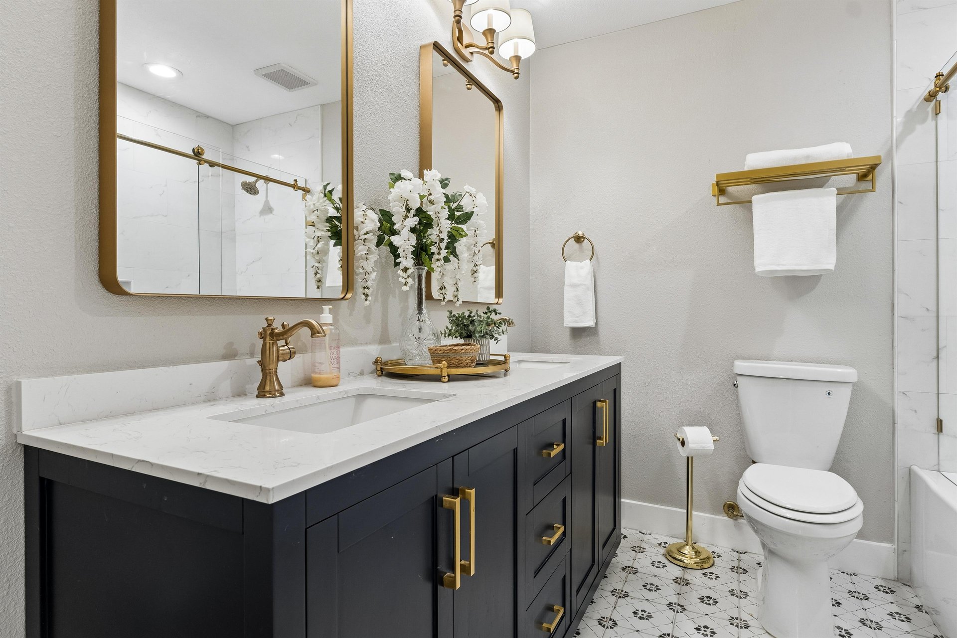 Dual vanity sinks and showertub combination.