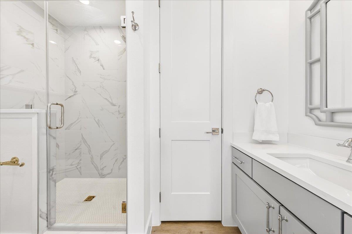 2nd Floor, Queen Bathroom