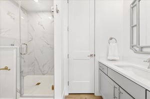 2nd Floor, Queen Bathroom