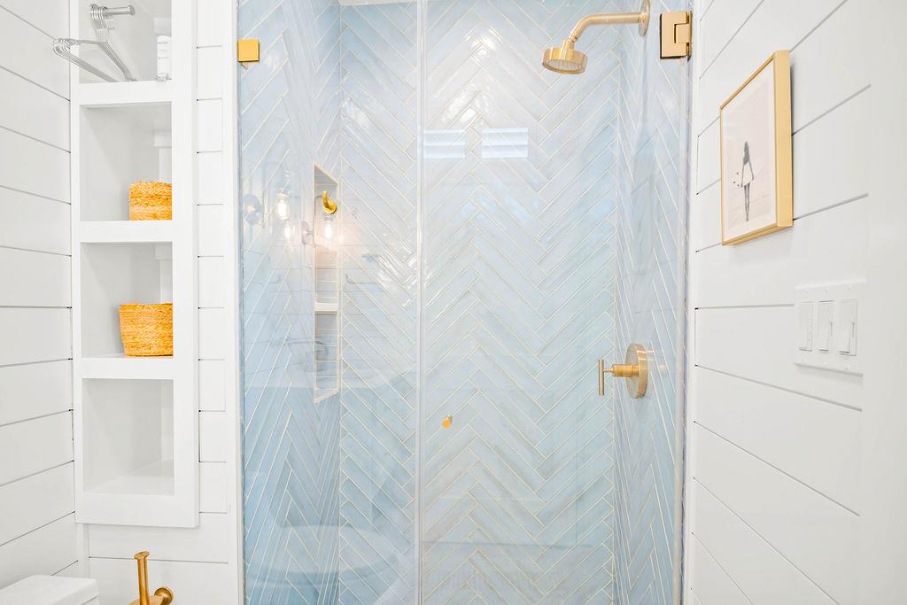 Twin Bathroom, 1st Floor