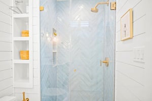 Twin Bathroom, 1st Floor