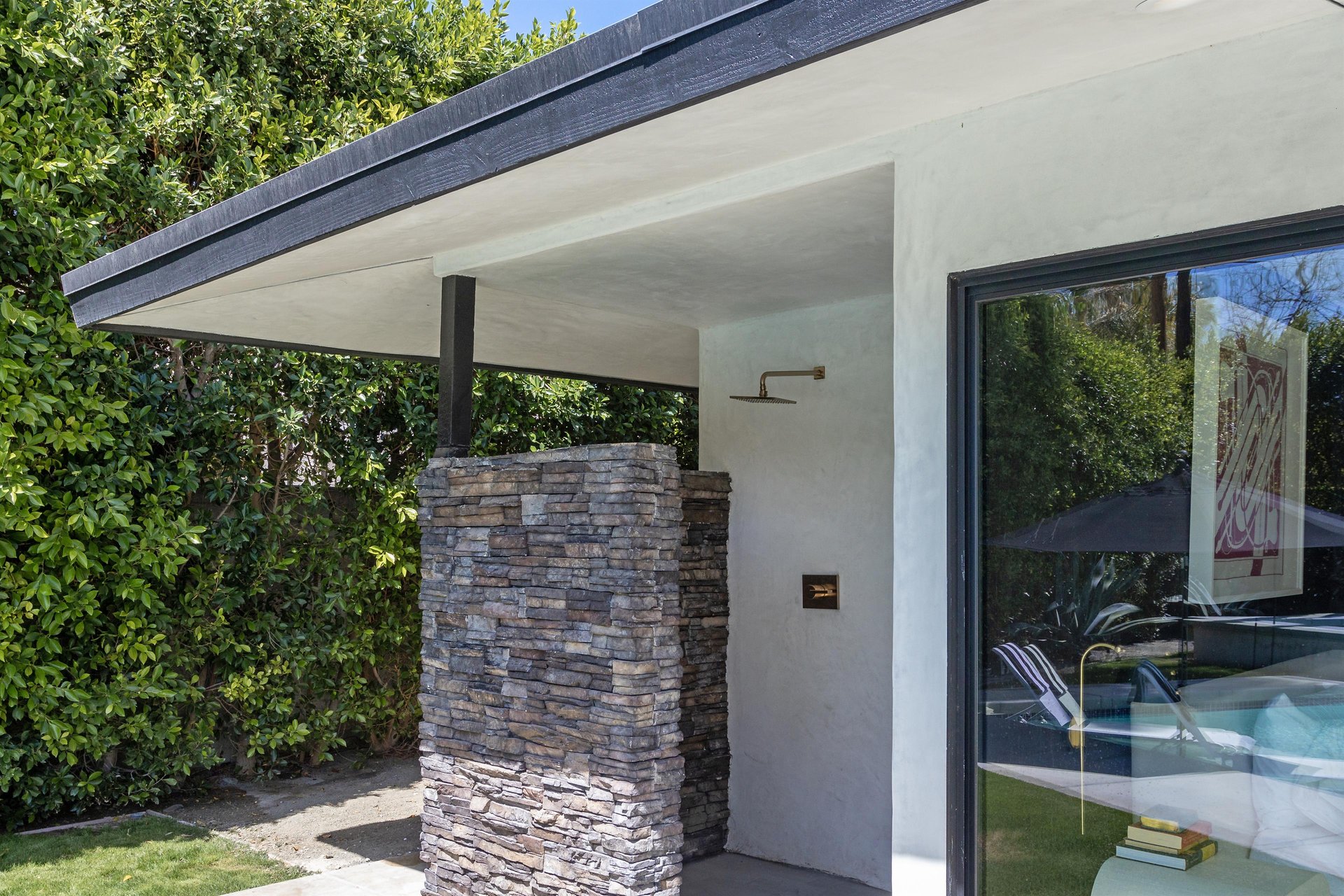 Outdoor Shower at Elevista
