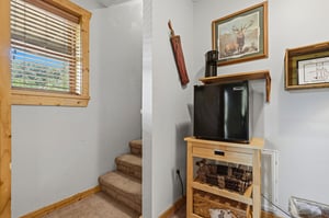 Rustic touches and mountaininspired accents welcome you in this cozy entry, setting the tone for a relaxing retreat in the great outdoors.