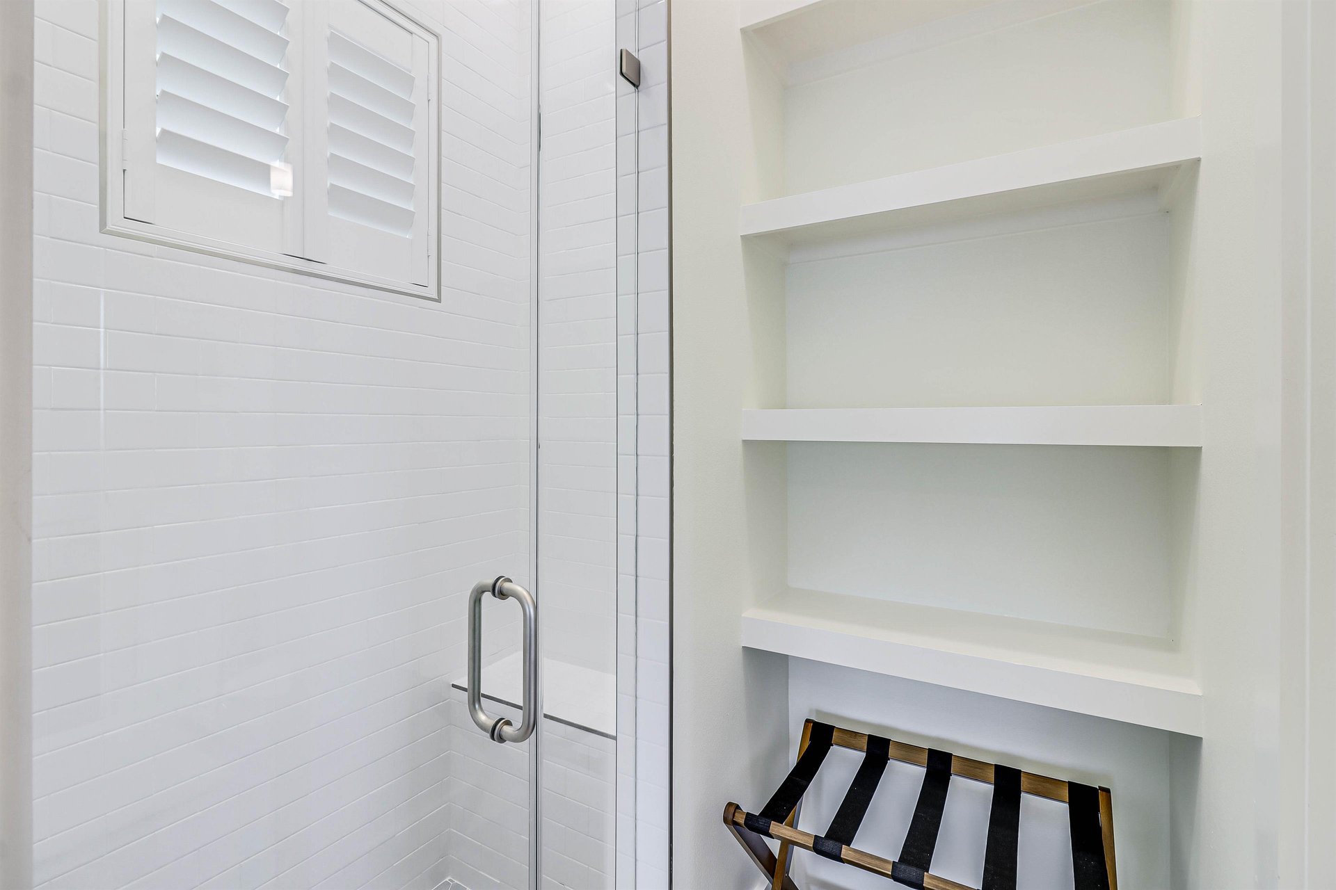 Shared Bathroom, 1st Floor