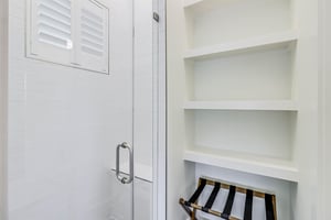 Shared Bathroom, 1st Floor