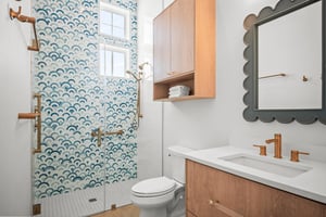 1st Floor, King Bathroom
