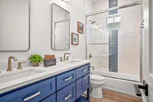 Shared Bathroom, 2nd Floor