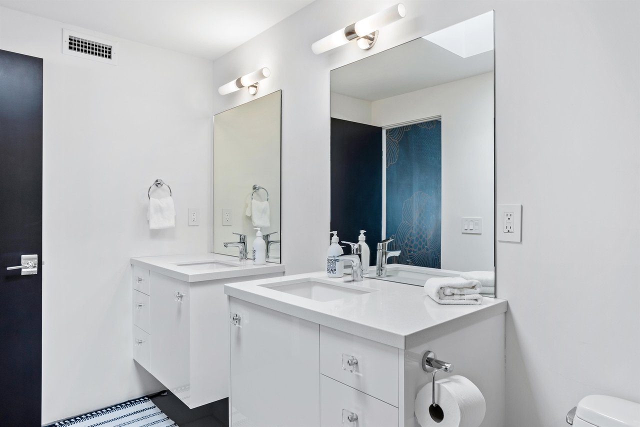 Ensuite bath with two vanities